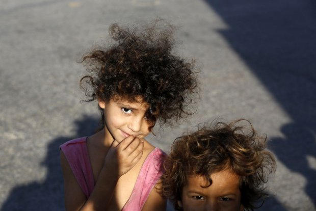 Displaced Palestinian children pose for a picture in Gaza City on July 26, 2014. (AFP Photo/Mohammed Abed)